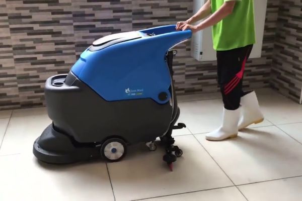 Tham khảo các cách bảo trì bình ắc quy để máy lau sàn hoạt động ổn định